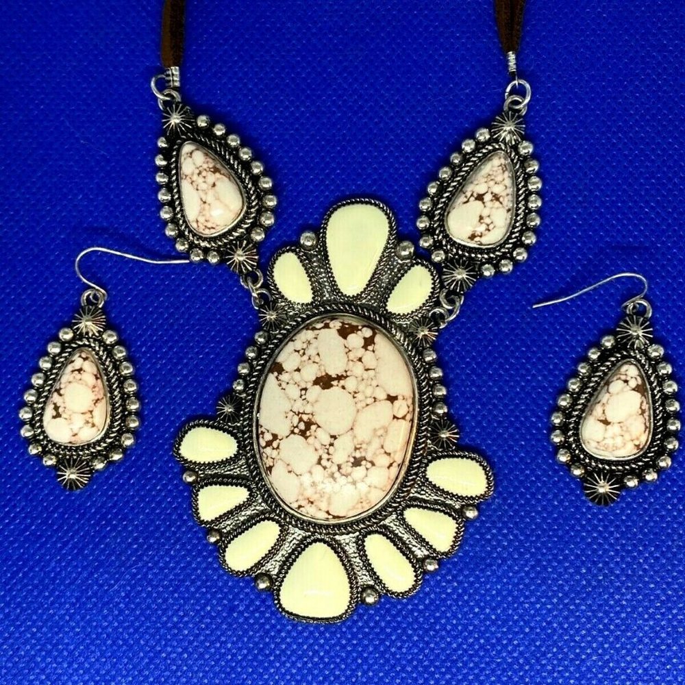 Western Southwest Christmas Spirit White Buffalo Pendant Rawhide Necklace slvr - Picture 2 of 9